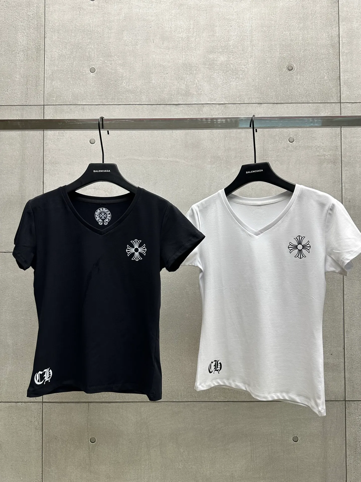 P126 #068 CHROME HEARTS 25SS women's T-shirt. Made of 220G original consistent fabric. V-neck women's waist style. The whole body is made of imported digital direct printing. Color: Black White Size: S M L